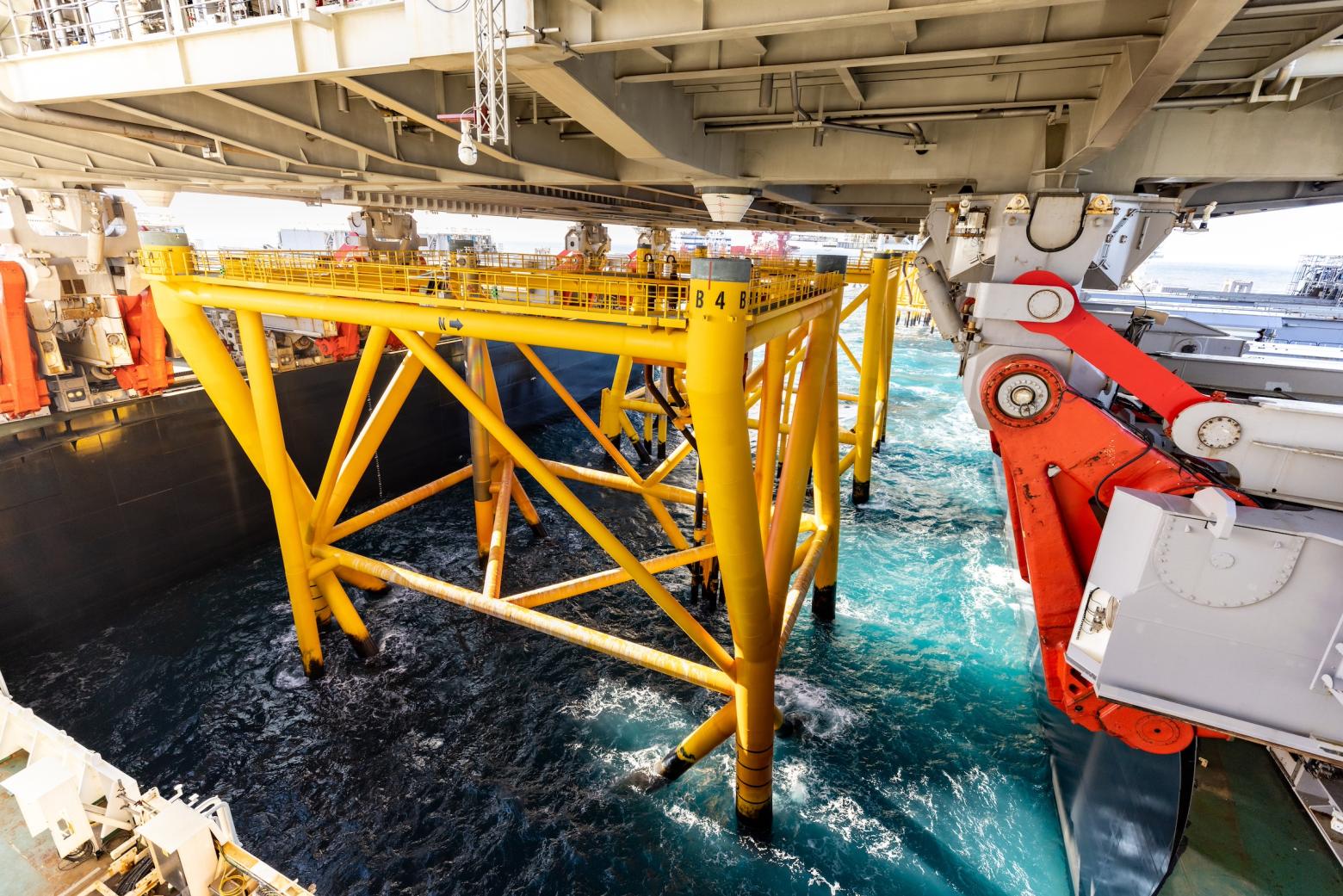 Kalibrierung der ‚Horseshoes‘-Hebesysteme an Bord der Allseas Pioneering Spirit